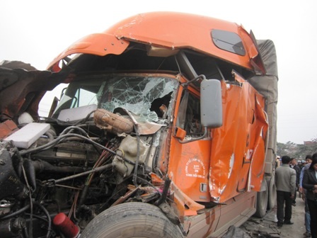 Xe khách đối đầu xe container, nhiều người bị thương - 2