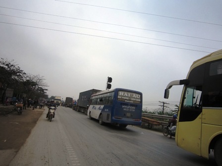 Xe khách đối đầu xe container, nhiều người bị thương - 4