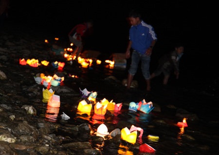 Đêm hoa đăng trên dòng Sông Lam  - 9