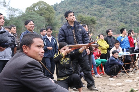 Tưng bừng hội thi bắn nỏ tại Lễ hội Đền Vạn  - 8