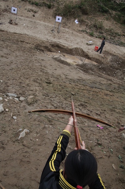 Tưng bừng hội thi bắn nỏ tại Lễ hội Đền Vạn  - 14