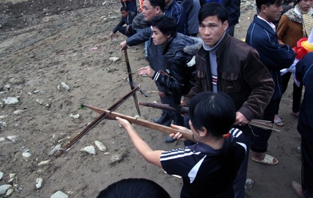 Tưng bừng hội thi bắn nỏ tại Lễ hội Đền Vạn  - 7