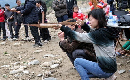 Tưng bừng hội thi bắn nỏ tại Lễ hội Đền Vạn  - 11