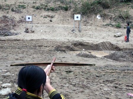 Tưng bừng hội thi bắn nỏ tại Lễ hội Đền Vạn  - 13