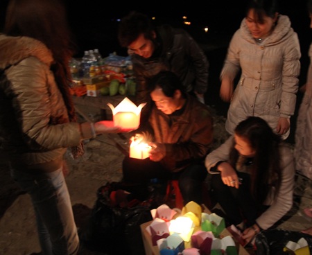 Đêm hoa đăng trên dòng Sông Lam - 2 Đêm hoa đăng trên dòng Sông Lam - 2