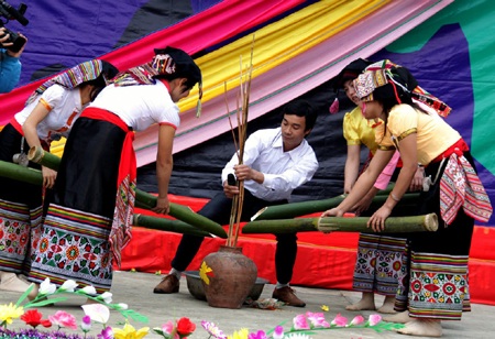 Mùa xuân trẩy hội thẳm Bua  - 7