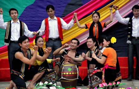 Mùa xuân trẩy hội thẳm Bua  - 6