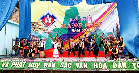 Mùa xuân trẩy hội thẳm Bua  - 2