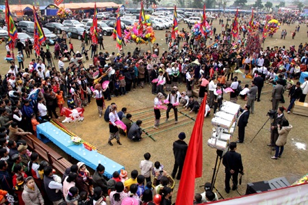 Mùa xuân trẩy hội thẳm Bua  - 4