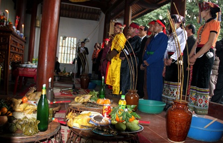 Mùa xuân trẩy hội thẳm Bua  - 1