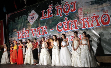 Duyên dáng người đẹp Đền Vạn - 16