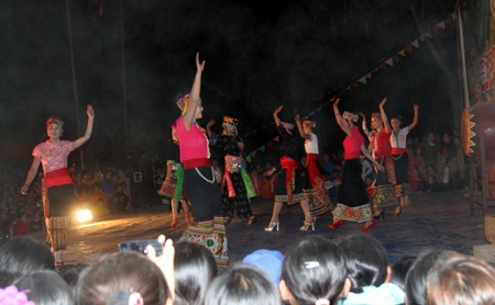 Duyên dáng người đẹp Đền Vạn - 2