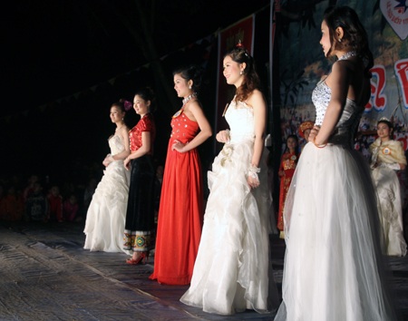 Duyên dáng người đẹp Đền Vạn - 17