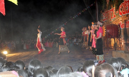 Duyên dáng người đẹp Đền Vạn - 1