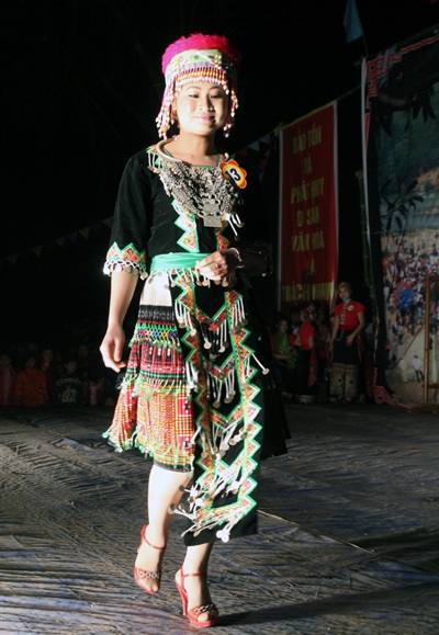 Duyên dáng người đẹp Đền Vạn - 14