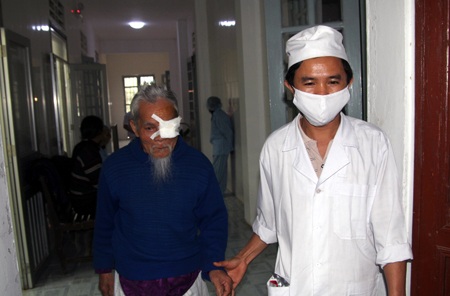 Nghệ An: Mổ mắt miễn phí cho nông dân nghèo - 10