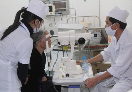 Nghệ An: Mổ mắt miễn phí cho nông dân nghèo - 3