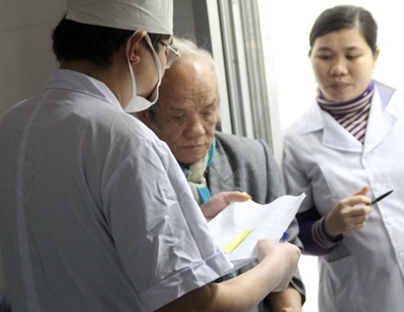 Nghệ An: Mổ mắt miễn phí cho nông dân nghèo - 2