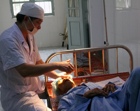 Nghệ An: Mổ mắt miễn phí cho nông dân nghèo - 4