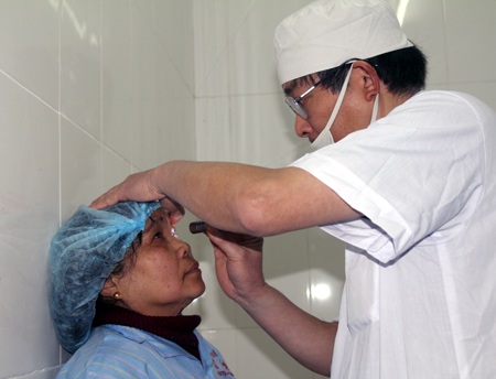 Nghệ An: Mổ mắt miễn phí cho nông dân nghèo - 5