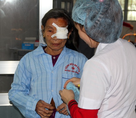 Nghệ An: Mổ mắt miễn phí cho nông dân nghèo - 9
