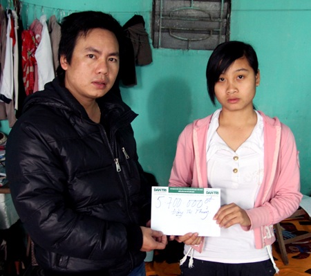 Em Đặng Thị Thủy tiếp tục nhận quà bạn đọc - 1 Em Đặng Thị Thủy tiếp tục nhận quà bạn đọc - 1