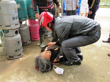 Cụ bà nguy kịch vì bị xe máy đâm - 1