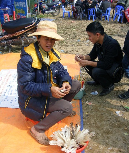 Cờ bạc nở rộ ở lễ hội Cương Quốc Công Nguyễn Xí - 3 Cờ bạc nở rộ ở lễ hội Cương Quốc Công Nguyễn Xí - 3