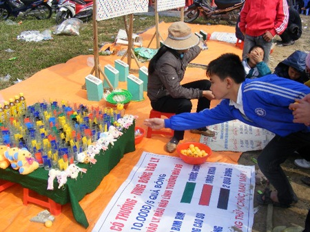 Cờ bạc nở rộ ở lễ hội Cương Quốc Công Nguyễn Xí - 5 Cờ bạc nở rộ ở lễ hội Cương Quốc Công Nguyễn Xí - 5