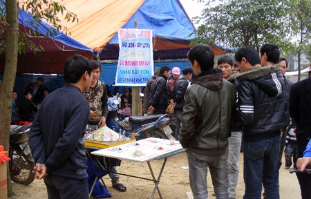 Cờ bạc nở rộ ở lễ hội Cương Quốc Công Nguyễn Xí - 14 Cờ bạc nở rộ ở lễ hội Cương Quốc Công Nguyễn Xí - 14