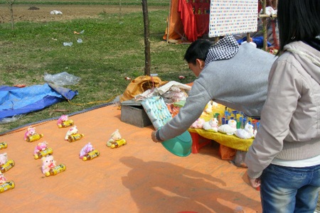 Cờ bạc nở rộ ở lễ hội Cương Quốc Công Nguyễn Xí - 12 Cờ bạc nở rộ ở lễ hội Cương Quốc Công Nguyễn Xí - 12