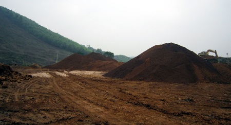 Cận cảnh dòng sông xanh trong bị nước thải "xâm lấn" - 1