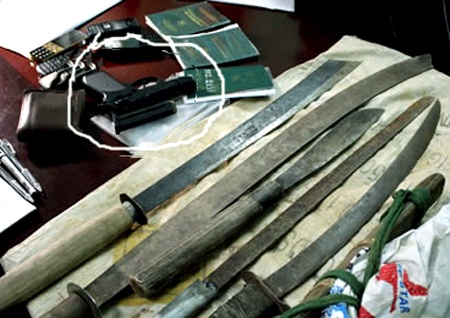 Giải quyết mâu thuẫn bằng súng, hai thanh niên nguy kịch  - 1