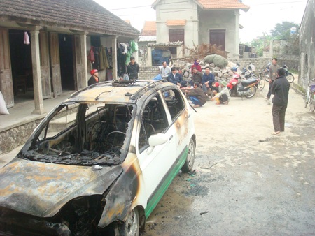 Taxi bốc cháy ngùn ngụt trong sân nhà - 1