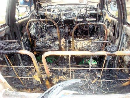 Taxi bốc cháy ngùn ngụt trong sân nhà - 2