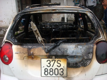 Taxi bốc cháy ngùn ngụt trong sân nhà - 3