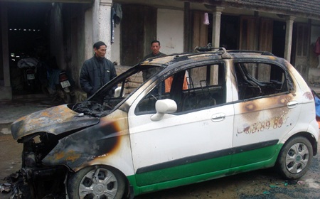 Taxi bốc cháy ngùn ngụt trong sân nhà - 5