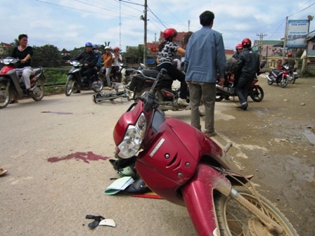 Cụ bà nguy kịch vì bị xe máy đâm - 2