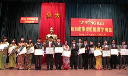 Nghệ An: Gần 380 giáo viên dạy giỏi cấp tỉnh năm 2011  - 1