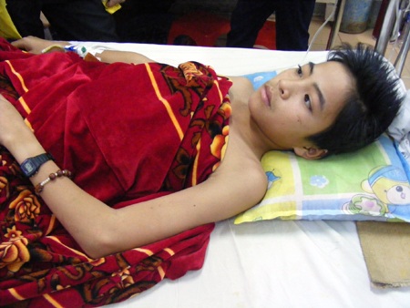 Tình cảnh nguy kịch của cậu bé mắc bệnh dị dạng mạch máu não