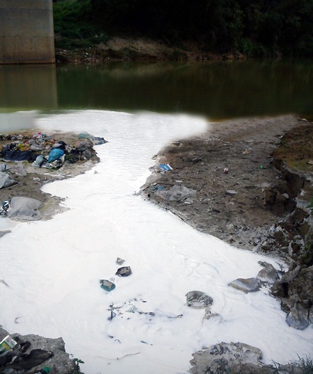 Nhà máy chế biến đá nhuộm trắng sông Dinh 