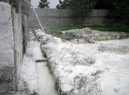 Nhà máy chế biến đá nhuộm trắng sông Dinh 