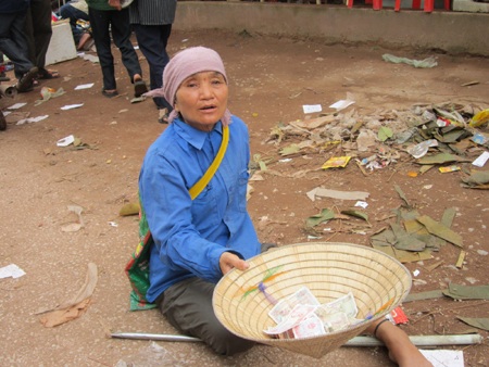 Nghệ An: Lễ hội Đền Cuông “sới bạc” tràn lan... “cái bang” tụ hội - 2 Nghệ An: Lễ hội Đền Cuông “sới bạc” tràn lan... “cái bang” tụ hội