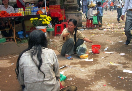 Nghệ An: Lễ hội Đền Cuông “sới bạc” tràn lan... “cái bang” tụ hội - 1 Nghệ An: Lễ hội Đền Cuông “sới bạc” tràn lan... “cái bang” tụ hội