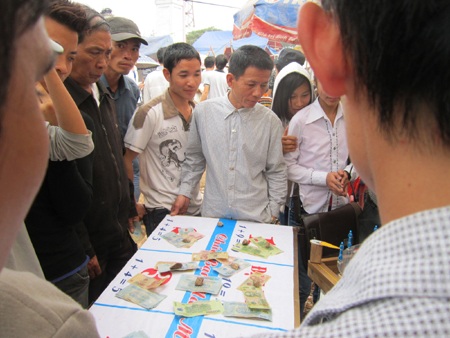 Nghệ An: Lễ hội Đền Cuông “sới bạc” tràn lan... “cái bang” tụ hội - 9 Nghệ An: Lễ hội Đền Cuông “sới bạc” tràn lan... “cái bang” tụ hội