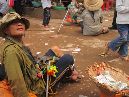 Nghệ An: Lễ hội Đền Cuông “sới bạc” tràn lan... “cái bang” tụ hội - 6 Nghệ An: Lễ hội Đền Cuông “sới bạc” tràn lan... “cái bang” tụ hội