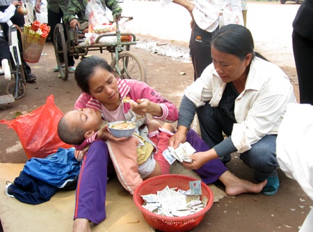 Nghệ An: Lễ hội Đền Cuông “sới bạc” tràn lan... “cái bang” tụ hội - 5 Nghệ An: Lễ hội Đền Cuông “sới bạc” tràn lan... “cái bang” tụ hội