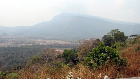 Xe khách vẫn tan nát tại hiện trường 10 ngày sau tai nạn kinh hoàng