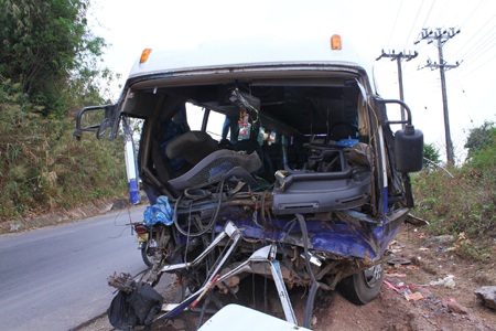 Xe khách vẫn tan nát tại hiện trường 10 ngày sau tai nạn kinh hoàng