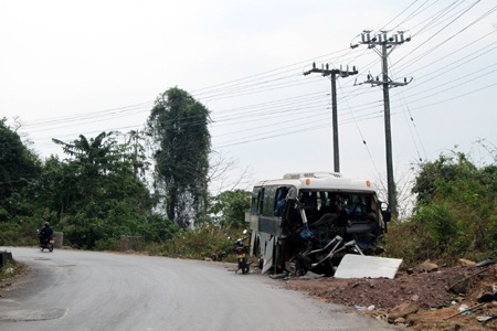 Xe khách vẫn tan nát tại hiện trường 10 ngày sau tai nạn kinh hoàng